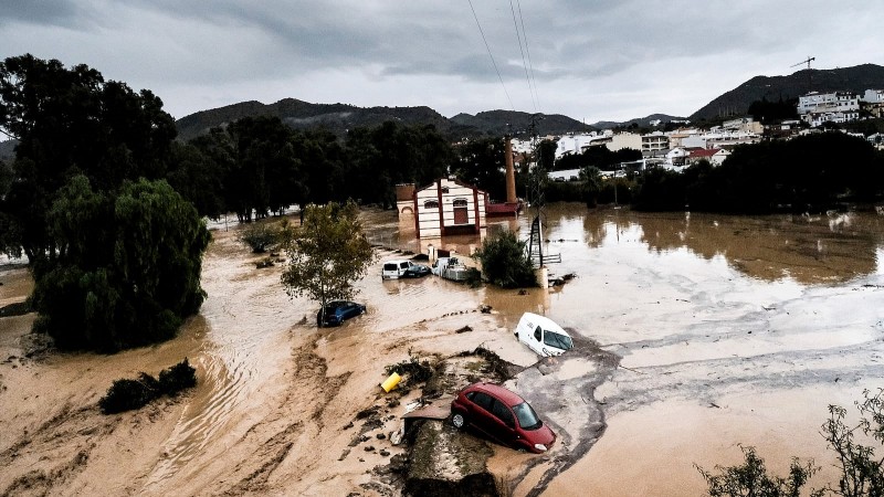 Chính phủ Tây Ban Nha đã tuyên bố quốc tang 3 ngày, bắt đầu từ 31/10, để tưởng nhớ các nạn nhân. “Cả đất nước Tây Ban Nha san sẻ nỗi đau này cùng mọi người. Chúng ta sẽ không để ai bị bỏ lại phía sau. Thảm họa chưa kết thúc và chính phủ sẽ triển khai tất cả nguồn lực cần thiết để khắc phục,” Thủ tướng Tây Ban Nha Pedro Sanchez tuyên bố. Chính phủ Tây Ban Nha đã tuyên bố quốc tang 3 ngày, bắt đầu từ 31/10, để tưởng nhớ các nạn nhân. “Cả đất nước Tây Ban Nha san sẻ nỗi đau này cùng mọi người. Chúng ta sẽ không để ai bị bỏ lại phía sau. Thảm họa chưa kết thúc và chính phủ sẽ triển khai tất cả nguồn lực cần thiết để khắc phục,” Thủ tướng Tây Ban Nha Pedro Sanchez tuyên bố.