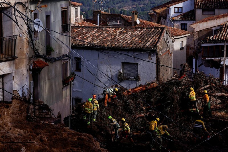 Cảnh tượng tàn khốc ở Tây Ban Nha sau trận lũ quét kinh hoàng Cảnh tượng tàn khốc ở Tây Ban Nha sau trận lũ quét kinh hoàng