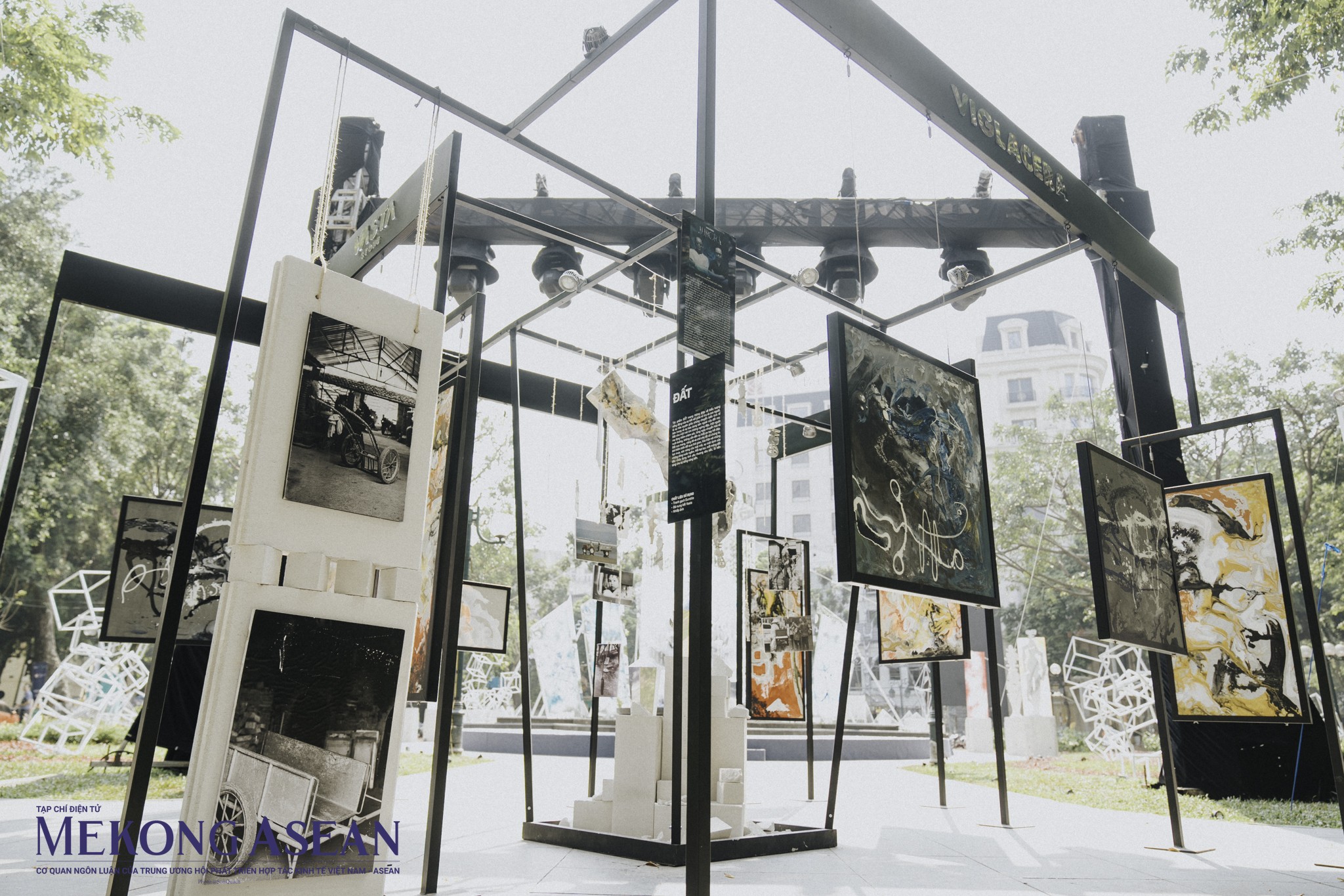 Triển lãm sắp đặt lấy ý tưởng từ sắc màu cực quang tại Hà Nội