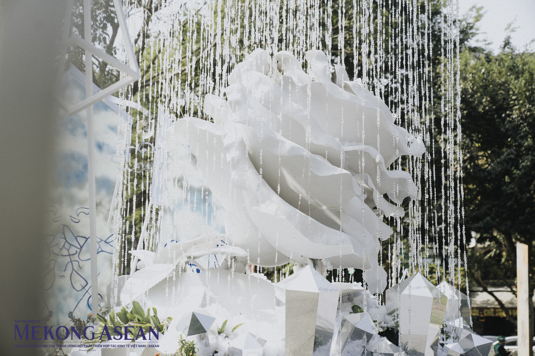 Triển lãm sắp đặt lấy ý tưởng từ sắc màu cực quang tại Hà Nội