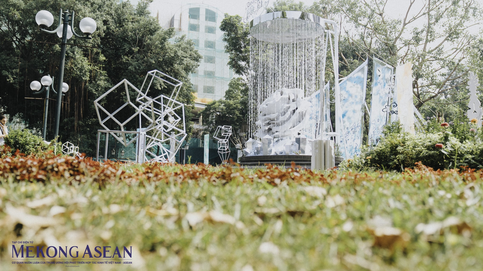 Triển lãm sắp đặt lấy ý tưởng từ sắc màu cực quang tại Hà Nội