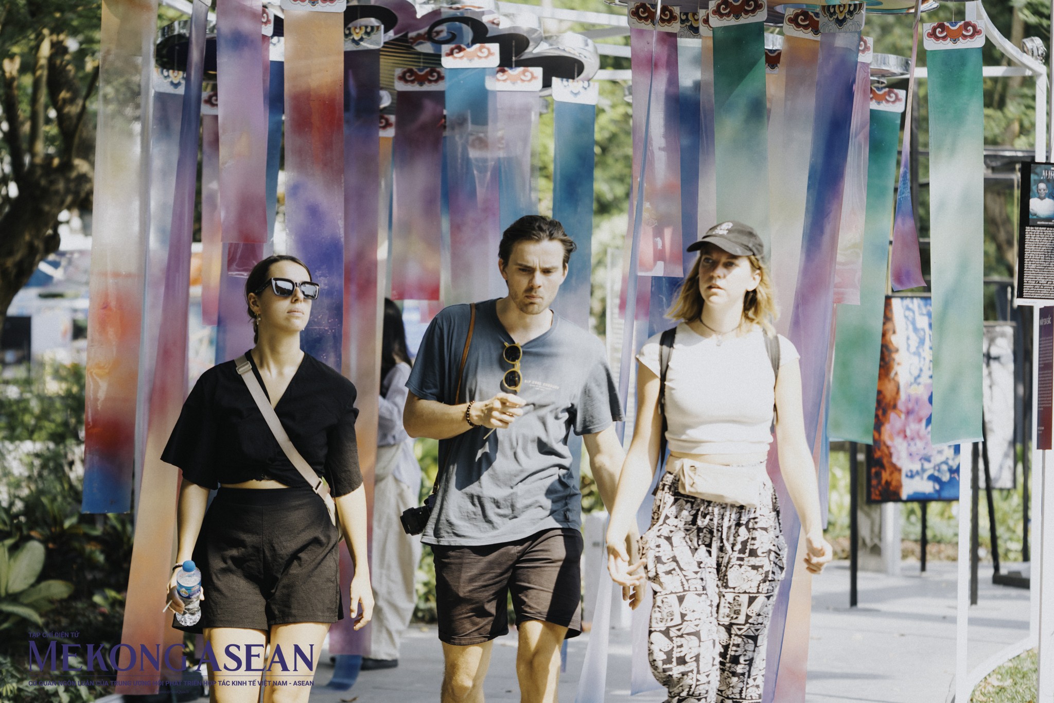 Triển lãm sắp đặt lấy ý tưởng từ sắc màu cực quang tại Hà Nội