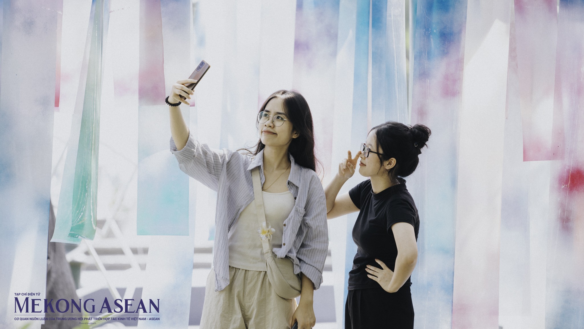 Triển lãm sắp đặt lấy ý tưởng từ sắc màu cực quang tại Hà Nội