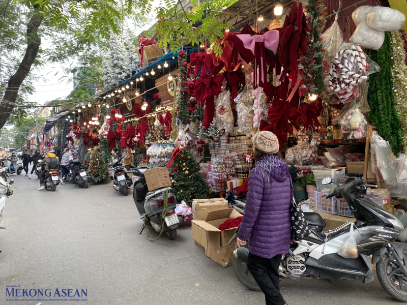 Nhiều cửa hiệu trang hoàng bắt mắt với đa dạng mẫu mã sản phẩm để hút khách đến tham quan, mua sắm. Ảnh: Hà Anh/Mekong ASEAN.