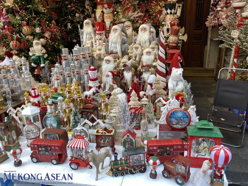 Nhiều chủ cửa hàng cho biết, đồ trang trí năm nay đa dạng mẫu mã hơn năm trước. Ngoài những sản phẩm trang trí Giáng sinh truyền thống như dải kim tuyến, chuông thánh đường, cây thông Noel, ông già Noel.... thì năm nay những mẫu người tuyết, mẫu tuần lộc,