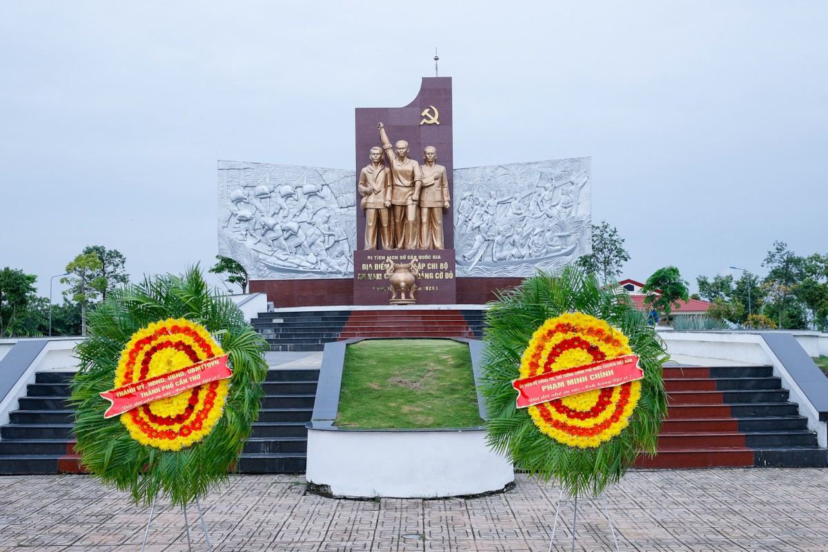 Thủ tướng Phạm Minh Chính dâng hương tại Khu di tích Chi bộ An Nam Cộng sản Đảng - Ảnh: VGP/Nhật Bắc