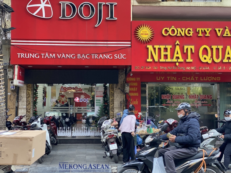 Các cửa hàng kinh doanh vàng không còn cảnh người dân xếp hàng dài chờ đợi để mua vàng như trước đây. Ảnh: Hà Anh/Mekong ASEAN.