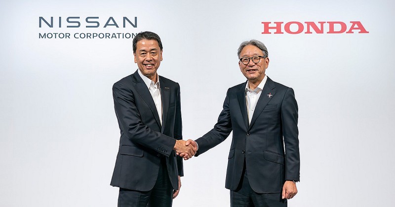 Giám đốc điều hành Nissan Motor Makoto Uchida (trái) và Giám đốc điều hành Honda Motor Toshihiro Mibe (phải).