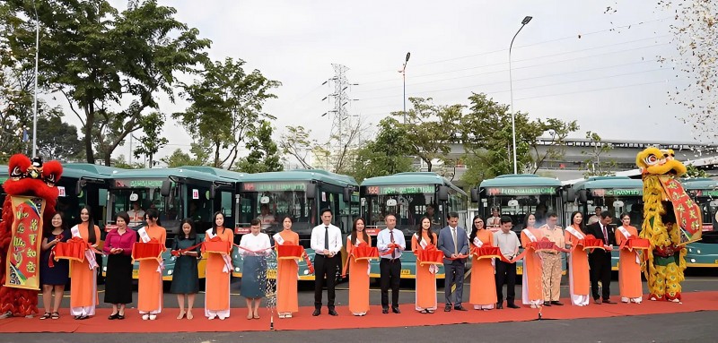 TP HCM khai trương 17 tuyến bus điện kết nối metro Bến Thành - Suối Tiên