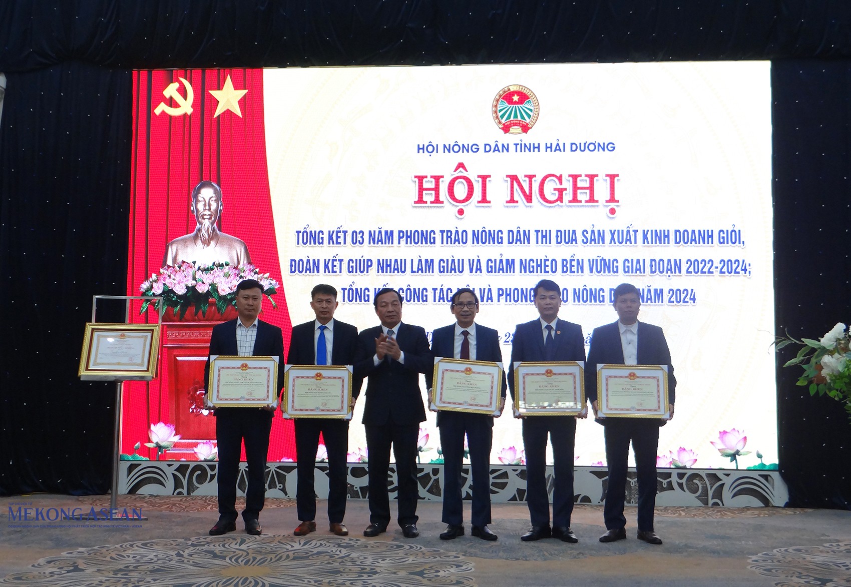 Ông Lê Văn Hiệu, Phó Bí thư Thường trực Tỉnh uỷ, Chủ tịch HĐND tỉnh, Trưởng Đoàn Đại biểu Quốc hội tỉnh Hải Dương trao tặng bằng khen của Chủ tịch UBND tỉnh Hải Dương cho đại diện Hội Nông dân tỉnh, Hội Nông dân cấp huyện, Hội Nông dân cấp xã tiêu biểu trong tỉnh.