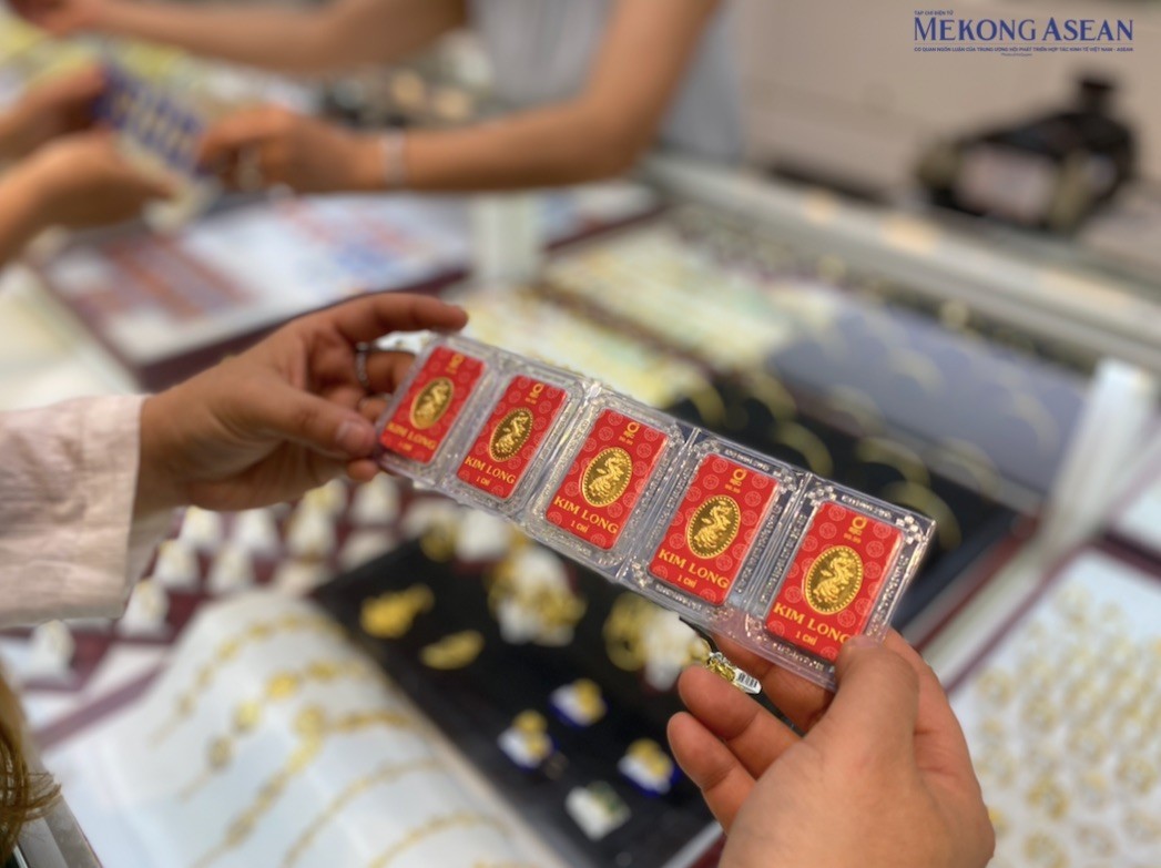 Giá vàng vượt 128 triệu đồng/lượng, chuyên gia dự báo giá khó hạ nhanh