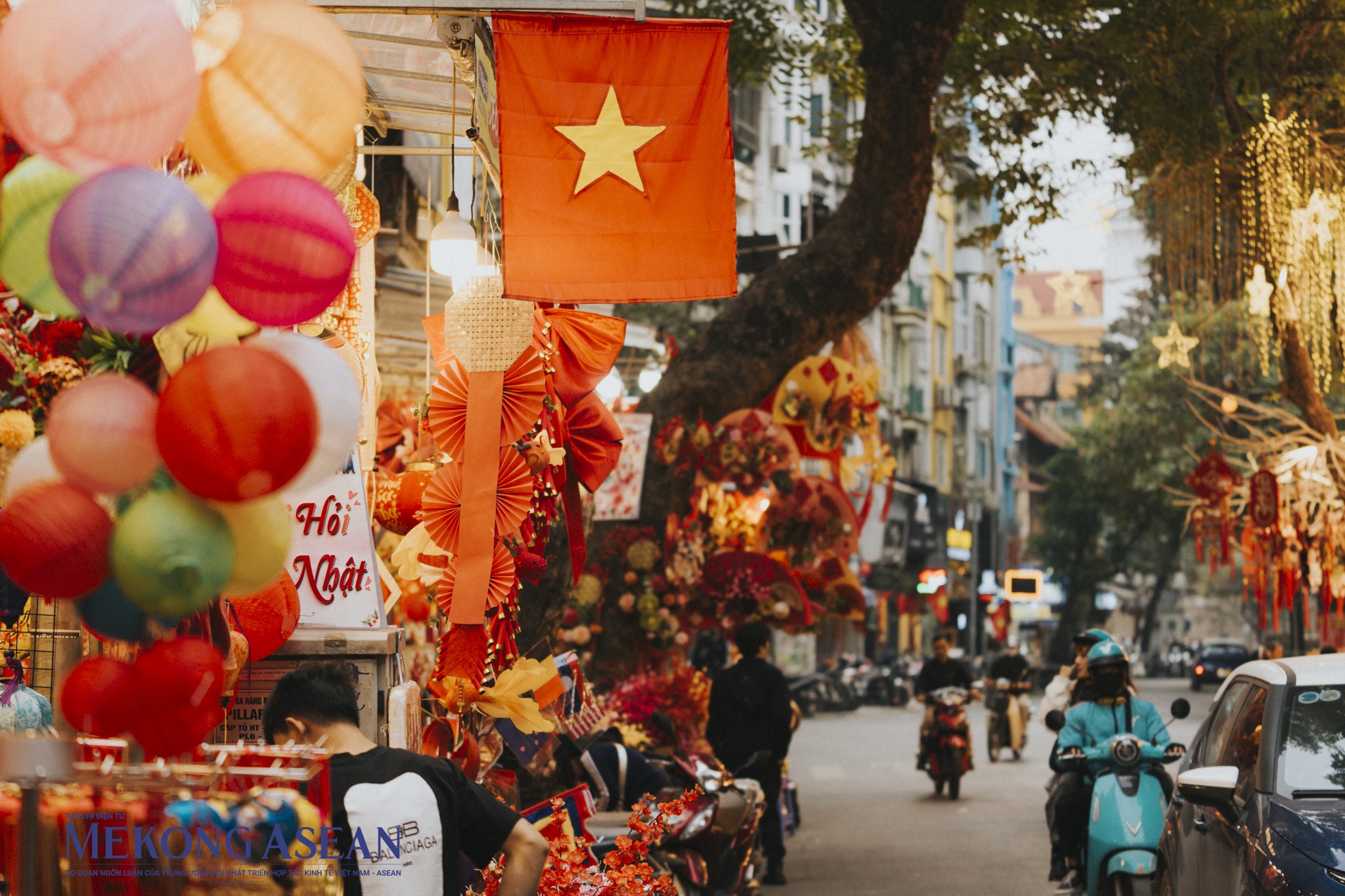 Hà Nội: Phố Hàng Mã 'thay áo' đón Tết