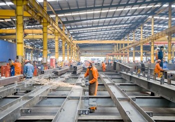 PMI ngành sản xuất Việt Nam giảm nhẹ trong tháng cuối năm 2024