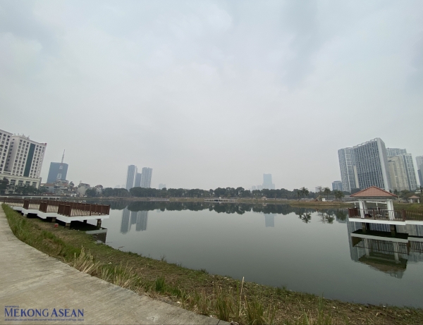 Bờ kè và mặt nước công viên hồ thuộc khu đô thị mới Phùng Khoang trước khi bàn giao tháng 1/2025
