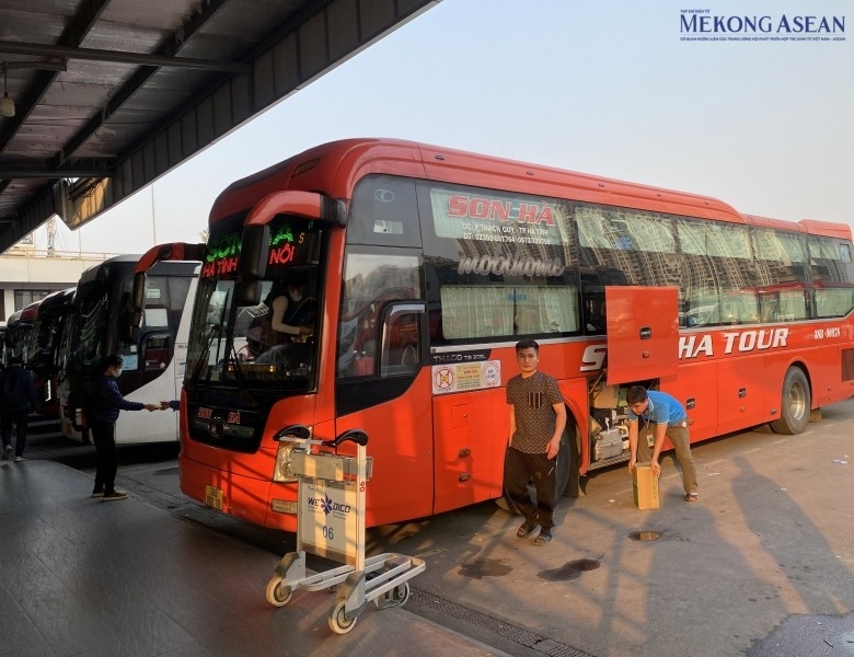 ‘Cháy’ vé xe khách, tàu hỏa dịp Tết từ Hà Nội về miền Trung