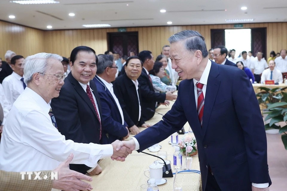 Tổng Bí thư Tô Lâm trò chuyện, hỏi thăm nguyên lãnh đạo Đảng, Nhà nước, cán bộ lão thành tiêu biểu và đại biểu trí thức, nhà khoa học, văn nghệ sĩ dự buổi gặp mặt - Ảnh: TTXVN