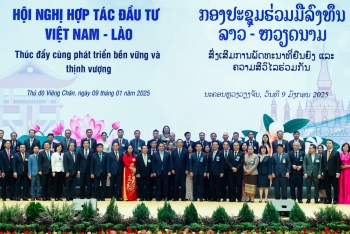 Việt - Lào trao các thỏa thuận hợp tác, đầu tư trị giá tỷ USD