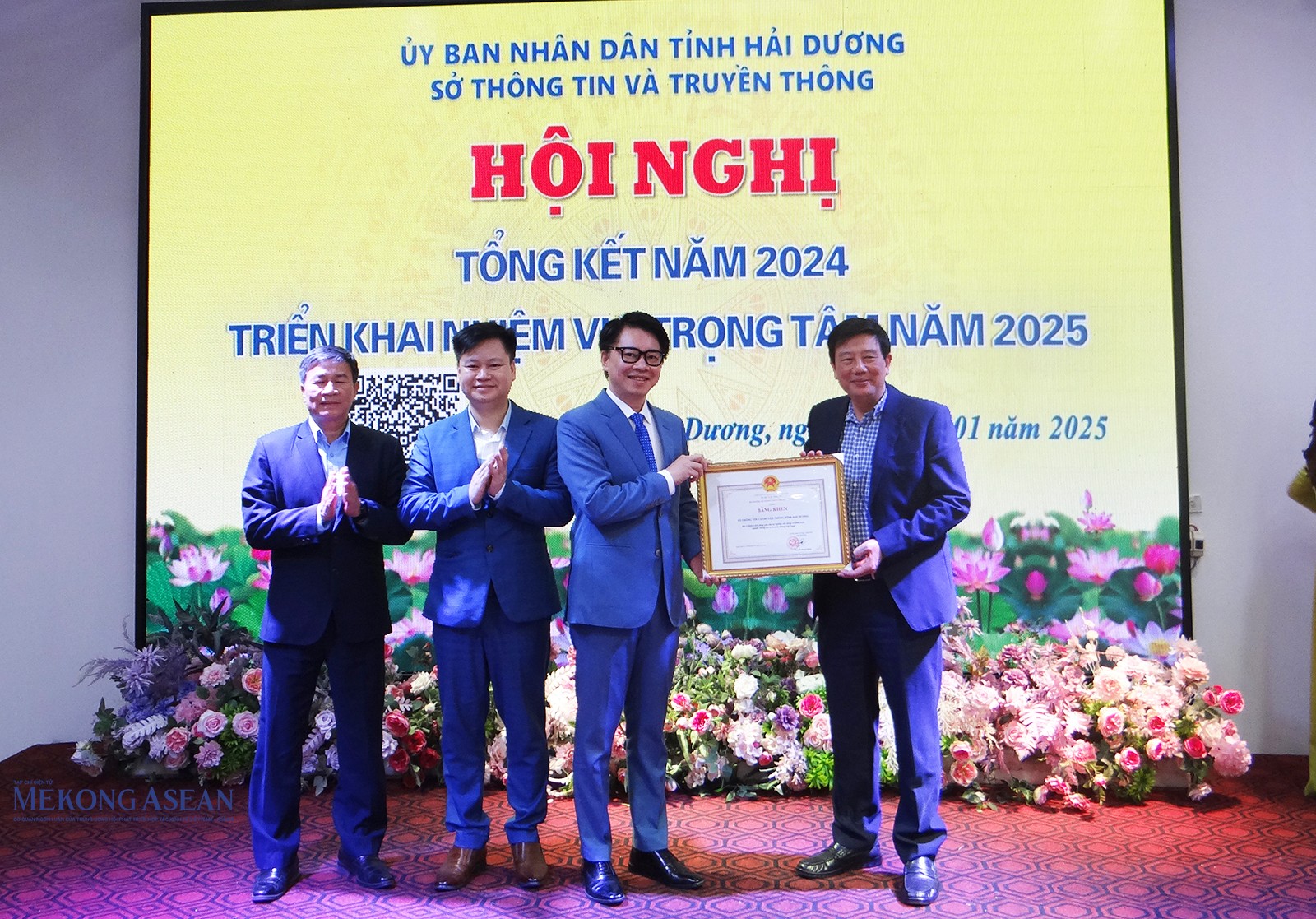 Ông Nguyễn Quang Phúc, Ủy viên Ban Thường vụ Tỉnh ủy, Trưởng Ban Tuyên giáo Tỉnh ủy Hải Dương trao bằng khen của Bộ Thông tin và Truyền thông cho tập thể Sở Thông tin và Truyền thông tỉnh Hải Dương.