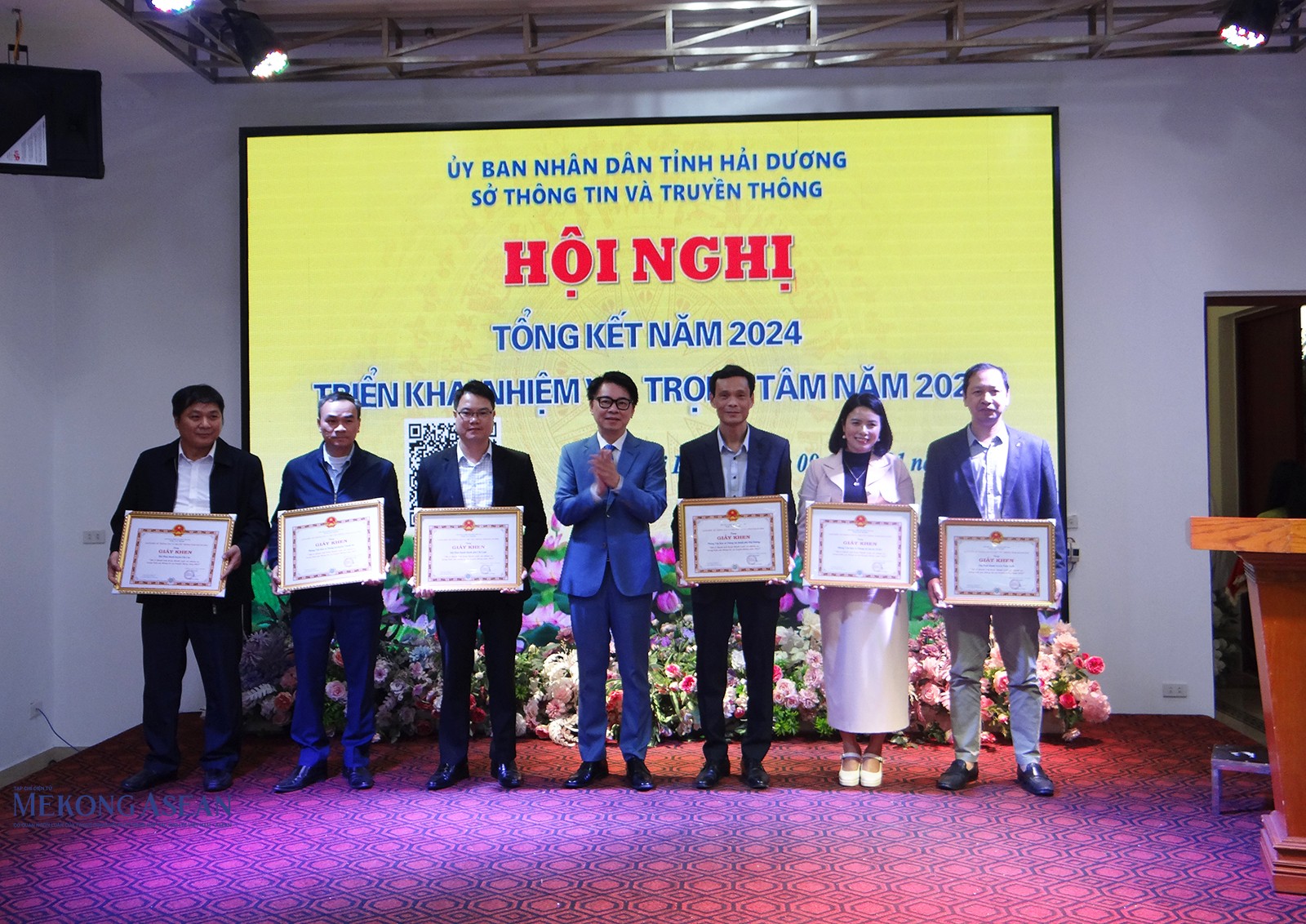 Ông Nguyễn Cao Thắng, Giám đốc Sở Thông tin và Truyền thông tỉnh Hải Dương trao giấy khen của Sở cho đại diện các tập thể.