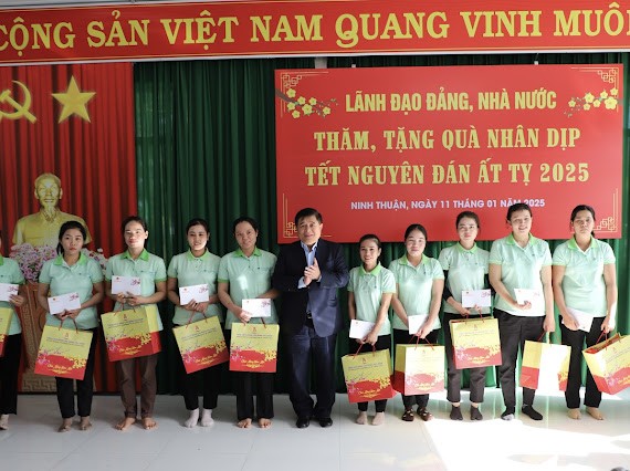 Bộ Kế hoạch và Đầu tư thăm hỏi đối tượng chính sách ở Ninh Thuận