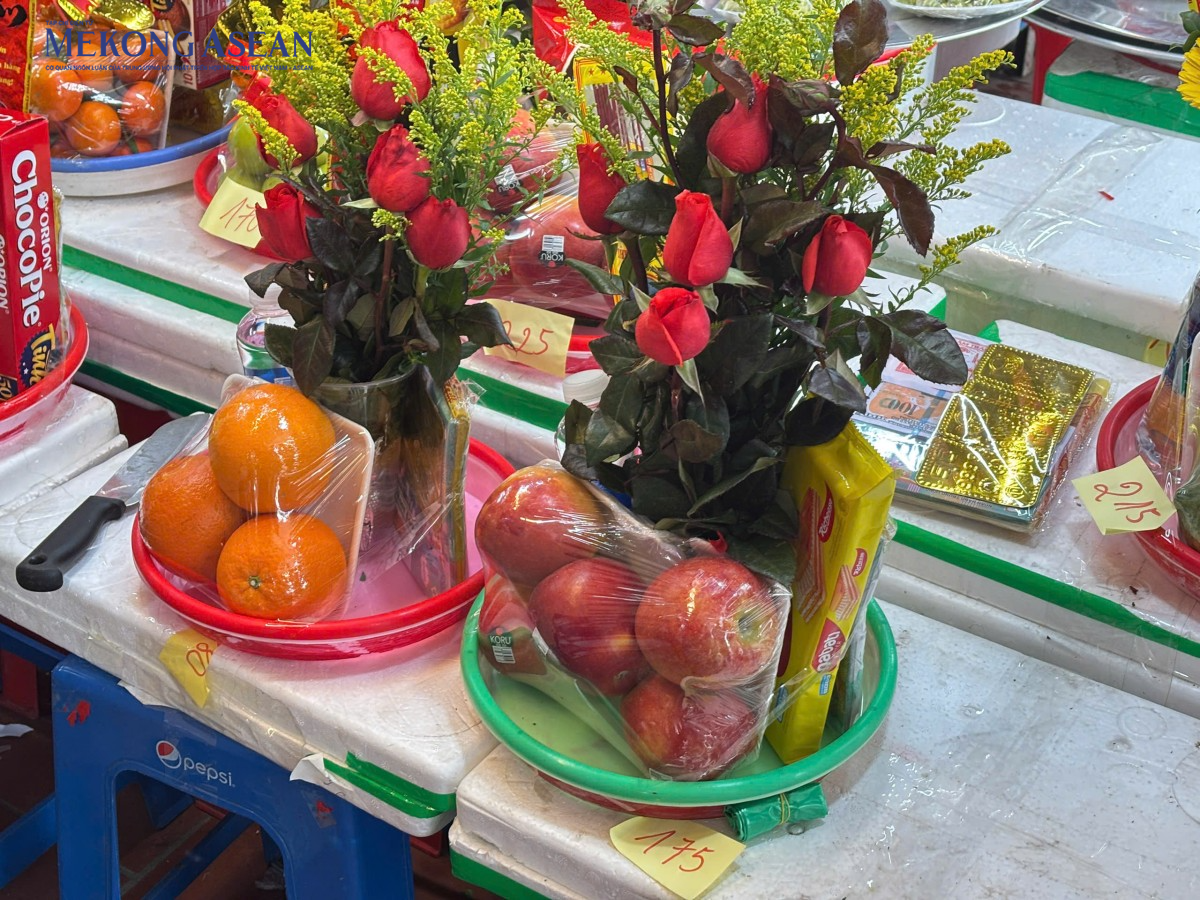 Phủ Tây Hồ tấp nập người dân đến dâng lễ vào dịp Rằm tháng Chạp Phủ Tây Hồ tấp nập người dân đến dâng lễ vào dịp Rằm tháng Chạp