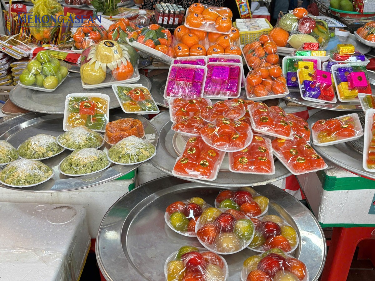 Phủ Tây Hồ tấp nập người dân đến dâng lễ vào dịp Rằm tháng Chạp Phủ Tây Hồ tấp nập người dân đến dâng lễ vào dịp Rằm tháng Chạp