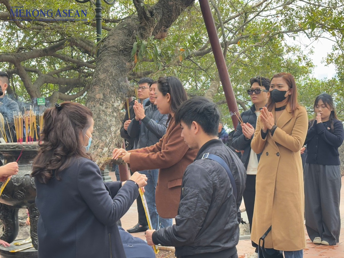 Phủ Tây Hồ tấp nập người dân đến dâng lễ vào dịp Rằm tháng Chạp Phủ Tây Hồ tấp nập người dân đến dâng lễ vào dịp Rằm tháng Chạp