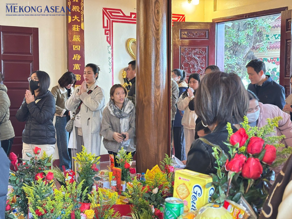 Phủ Tây Hồ tấp nập người dân đến dâng lễ vào dịp Rằm tháng Chạp Phủ Tây Hồ tấp nập người dân đến dâng lễ vào dịp Rằm tháng Chạp