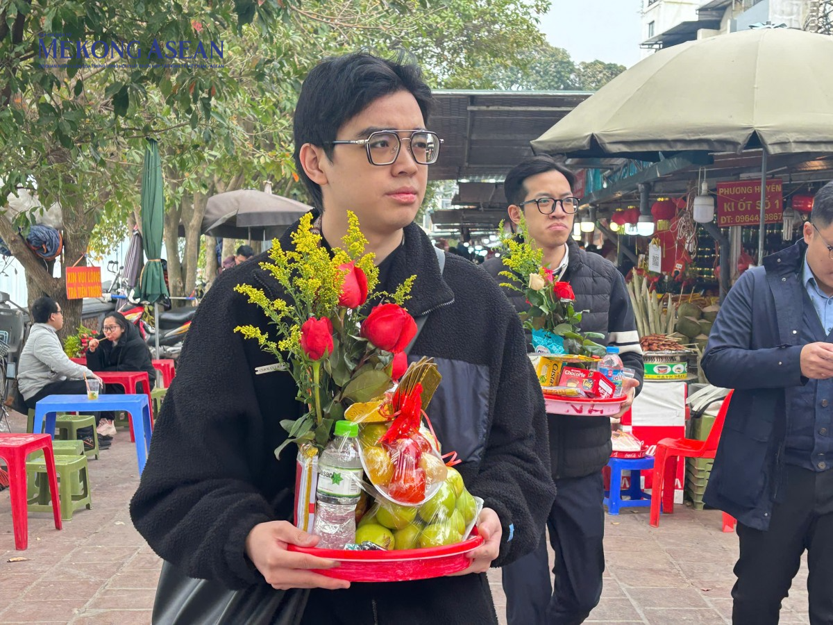 Phủ Tây Hồ tấp nập người dân đến dâng lễ vào dịp Rằm tháng Chạp Phủ Tây Hồ tấp nập người dân đến dâng lễ vào dịp Rằm tháng Chạp