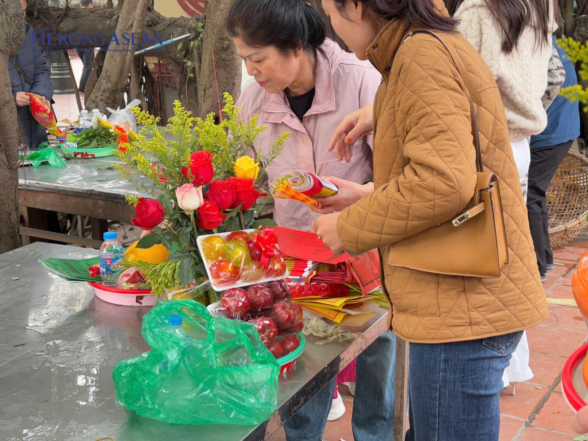 Phủ Tây Hồ tấp nập người dân đến dâng lễ vào dịp Rằm tháng Chạp Phủ Tây Hồ tấp nập người dân đến dâng lễ vào dịp Rằm tháng Chạp