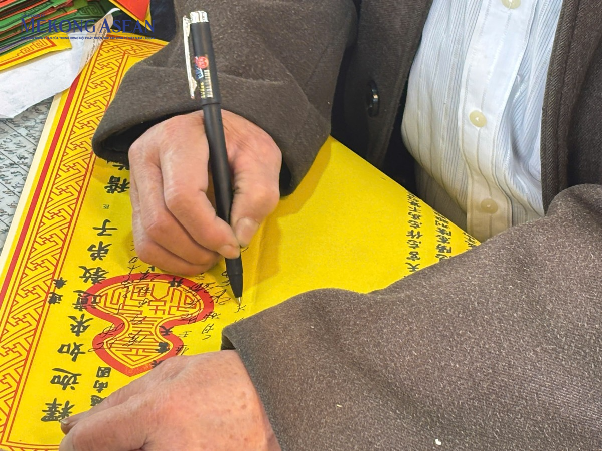 Phủ Tây Hồ tấp nập người dân đến dâng lễ vào dịp Rằm tháng Chạp Phủ Tây Hồ tấp nập người dân đến dâng lễ vào dịp Rằm tháng Chạp