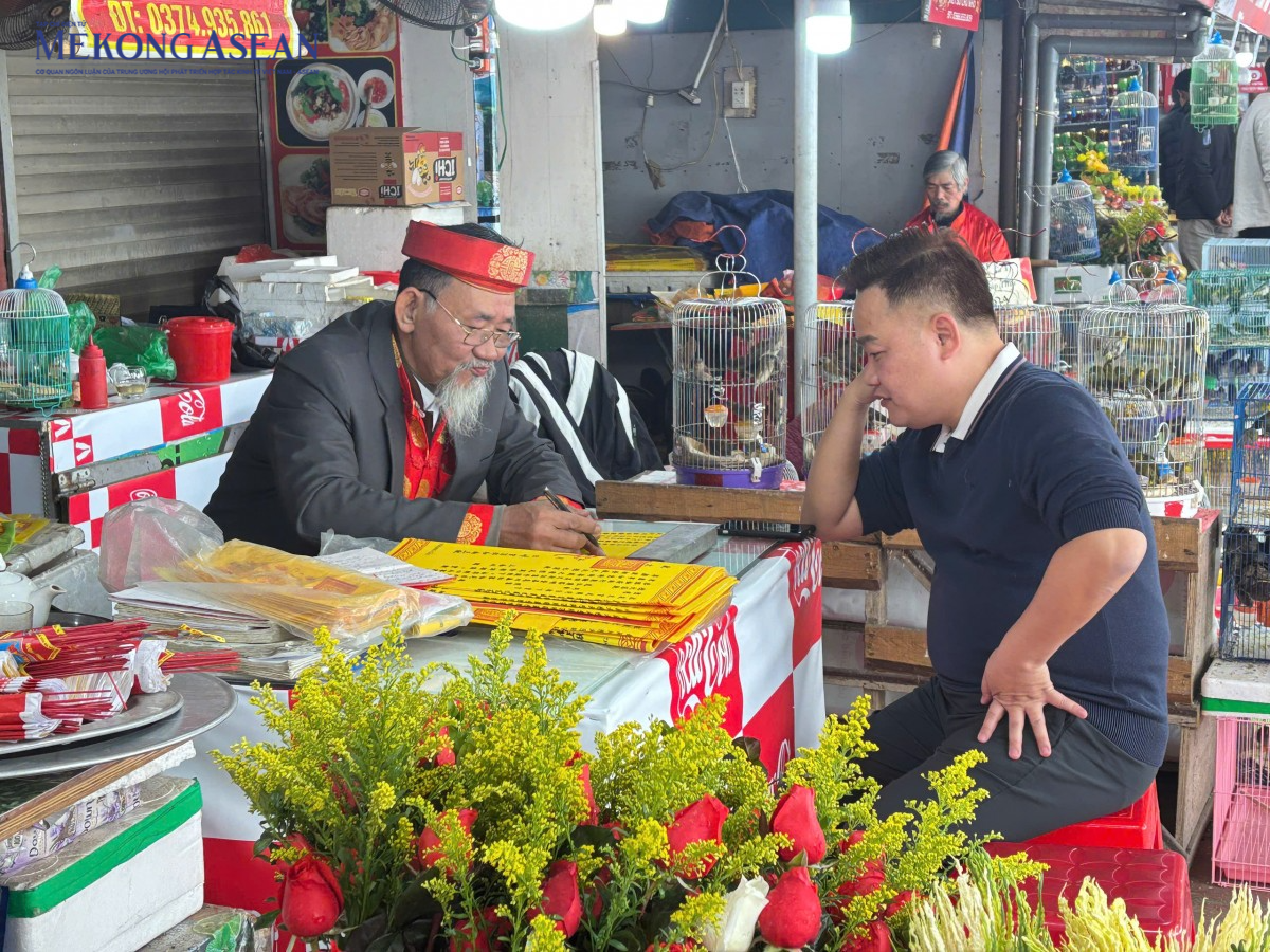 Phủ Tây Hồ tấp nập người dân đến dâng lễ vào dịp Rằm tháng Chạp Phủ Tây Hồ tấp nập người dân đến dâng lễ vào dịp Rằm tháng Chạp