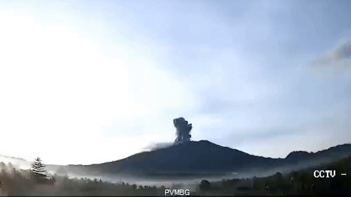 Video núi lửa Ibu phun trào tại Indonesia