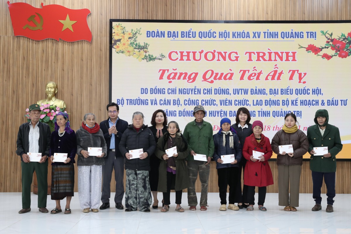 Đoàn công tác Bộ Kế hoạch và Đầu tư tri ân tại Quảng Trị nhân dịp Tết Nguyên đán