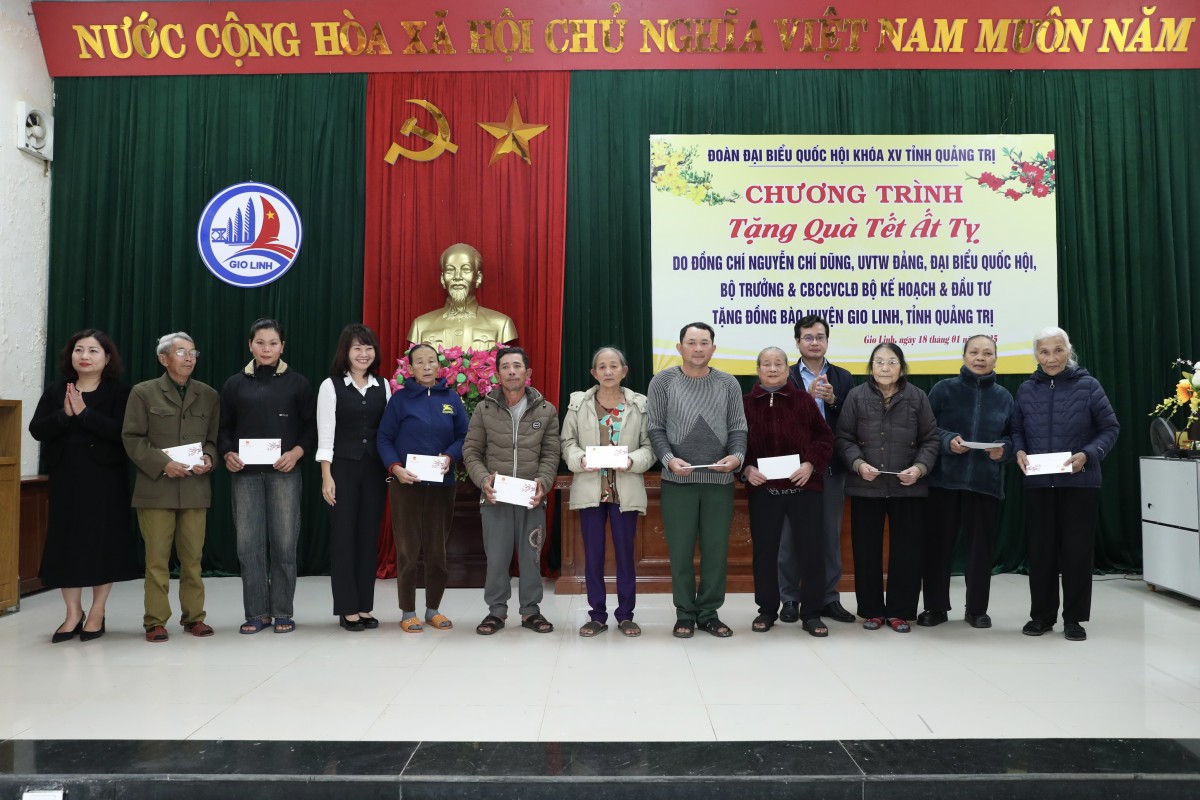 Đoàn công tác Bộ Kế hoạch và Đầu tư tri ân tại Quảng Trị nhân dịp Tết Nguyên đán