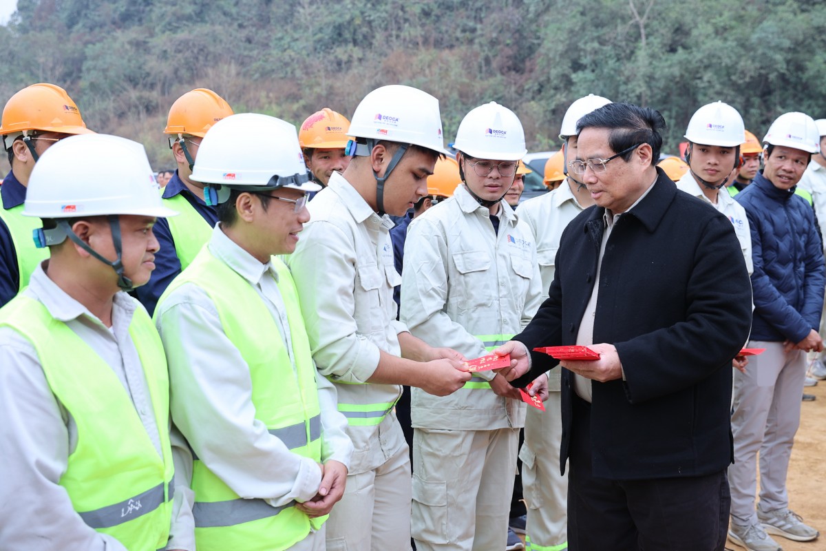 Thủ tướng tặng quà, mừng tuổi cán bộ, người lao động đang thi công trên công trường dự án đường bộ cao tốc Đồng Đăng (Lạng Sơn) - Trà Lĩnh (Cao Bằng) - Ảnh: VGP