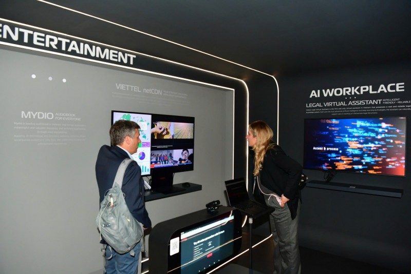 Sản phẩm của Viettel tại Hội nghị MWC 2025. Ảnh: Viettel.