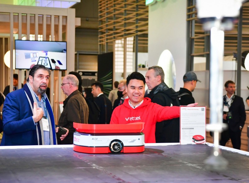 Khu vực robot tự động hoá của Viettel Post tại MWC 2025 trở thành tâm điểm chú ý của khách quốc tế. Ảnh: Viettel.