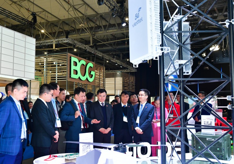 Khách quốc tế tham quan các sản phẩm, dịch vụ của Viettel trong ngày đầu khai mạc MWC Barcelona 2025. 