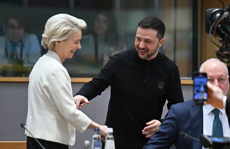 Bà Ursula von der Leyen và Tổng thống Ukraine Volodymyr Zelensky tại hội nghị. Ảnh: Getty