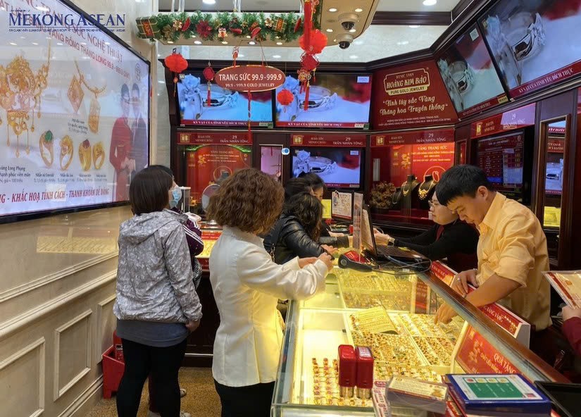 Giá vàng trong nước tiếp tục điều chỉnh giảm