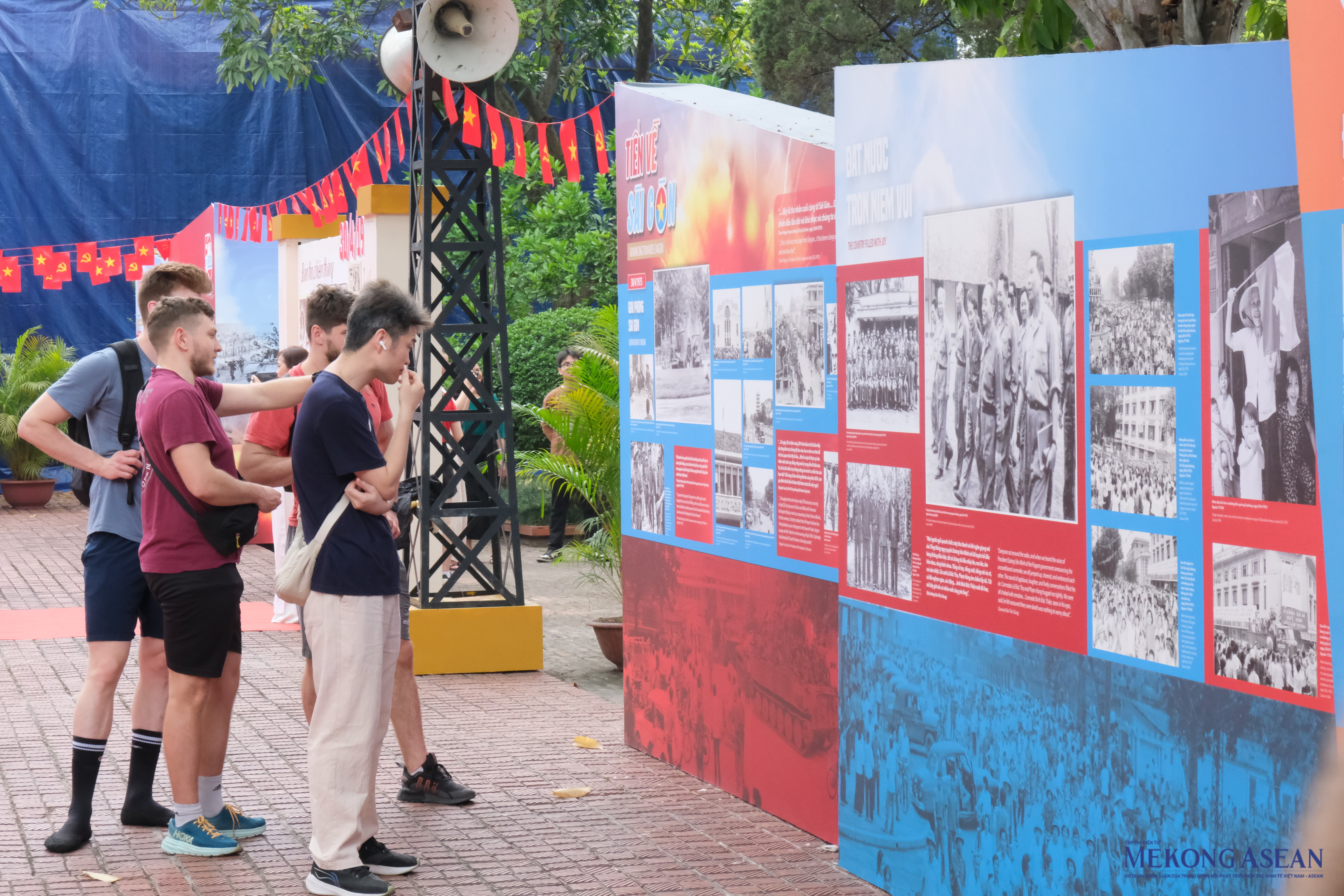 Triển lãm mở cửa phục vụ du khách tham quan từ ngày 28/4 đến 31/5/2025 tại Khu di sản Hoàng thành Thăng Long. Trong hai ngày 30/4 và 1/5, sẽ miễn phí vé tham quan cho những người có công với cách mạng và cựu chiến binh.