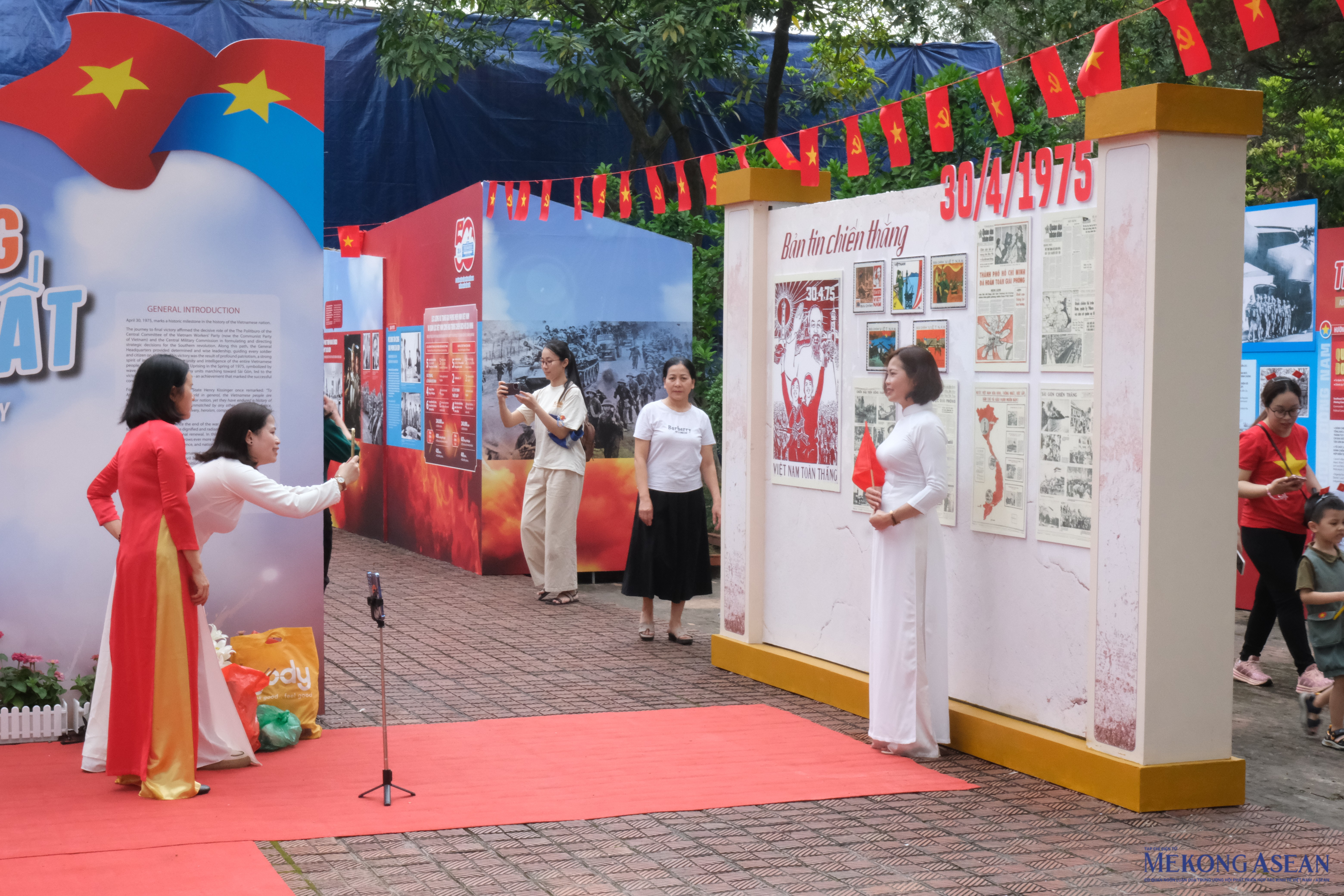 Chia sẻ với Mekong ASEAN, chị Trần Minh Trang (quận Hoàng Mai, Hà Nội) cho biết: “Tôi thực sự xúc động khi được tận mắt chứng kiến những tư liệu, hình ảnh về cuộc kháng chiến vĩ đại của dân tộc. Nhìn lại hành trình thống nhất đất nước qua từng giai đoạn, 