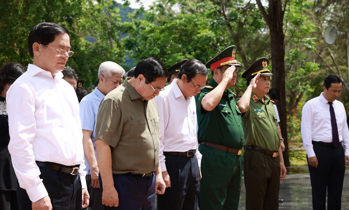 Thủ tướng Phạm Minh Chính dâng hương, viếng các Anh hùng liệt sĩ tại Côn Đảo