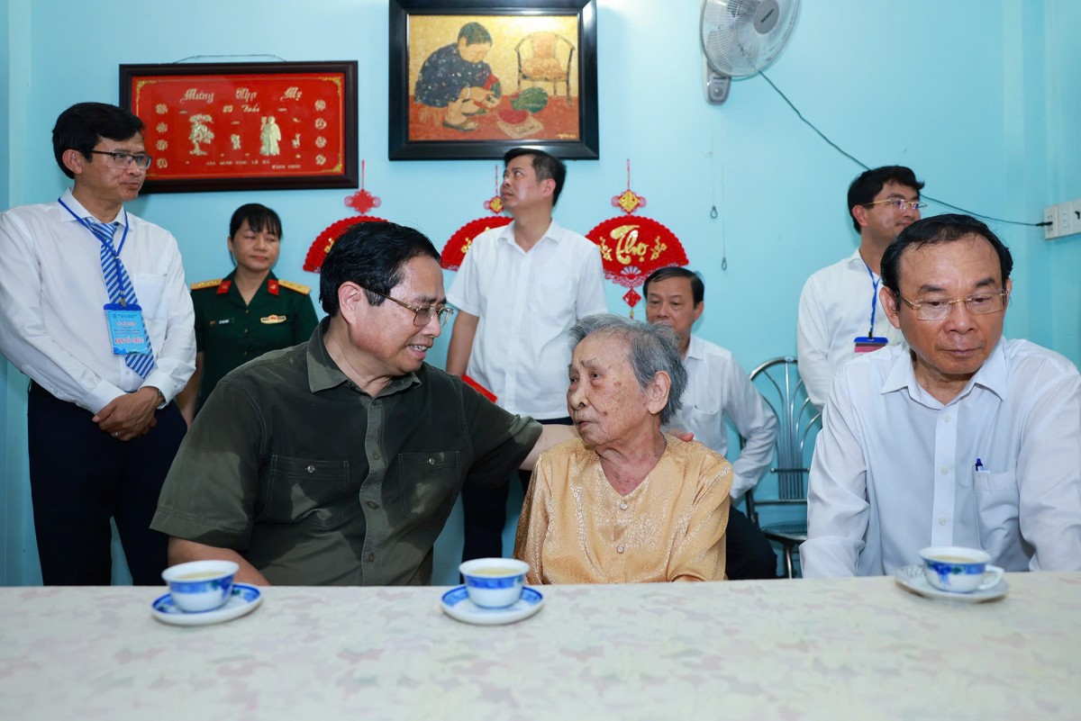 Thủ tướng Phạm Minh Chính dâng hương, viếng các Anh hùng liệt sĩ tại Côn Đảo