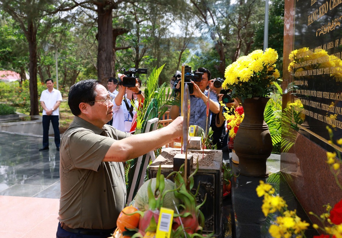 Thủ tướng Phạm Minh Chính dâng hương, viếng các Anh hùng liệt sĩ tại Côn Đảo