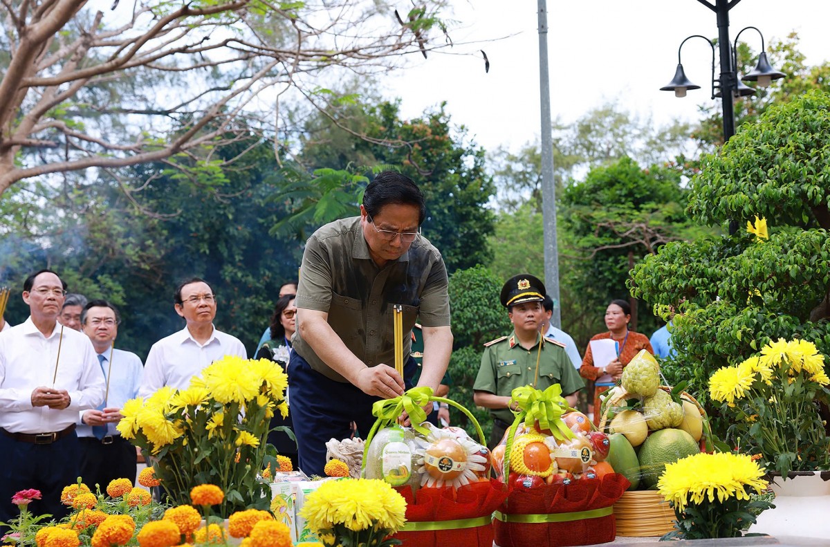 Thủ tướng Phạm Minh Chính dâng hương, viếng các Anh hùng liệt sĩ tại Côn Đảo