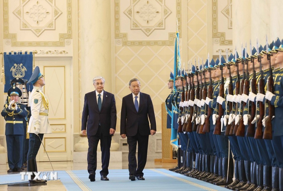 Tổng Bí thư Tô Lâm và Tổng thống Kazakhstan Kassym-Jomart Tokayev duyệt Đội danh dự tại Lễ đón. Ảnh: TTXVN.