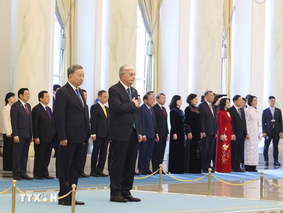 Hai nhà lãnh đạo di chuyển lên bục danh dự.