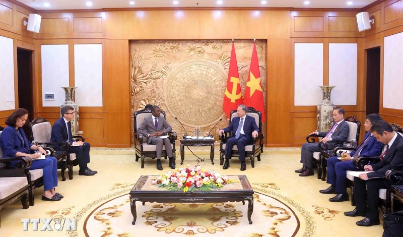 Giám đốc Trung tâm Di sản thế giới cam kết đồng hành, hỗ trợ chuyên môn cho Việt Nam trong bảo tồn các di sản thế giới - Ảnh: TTXVN